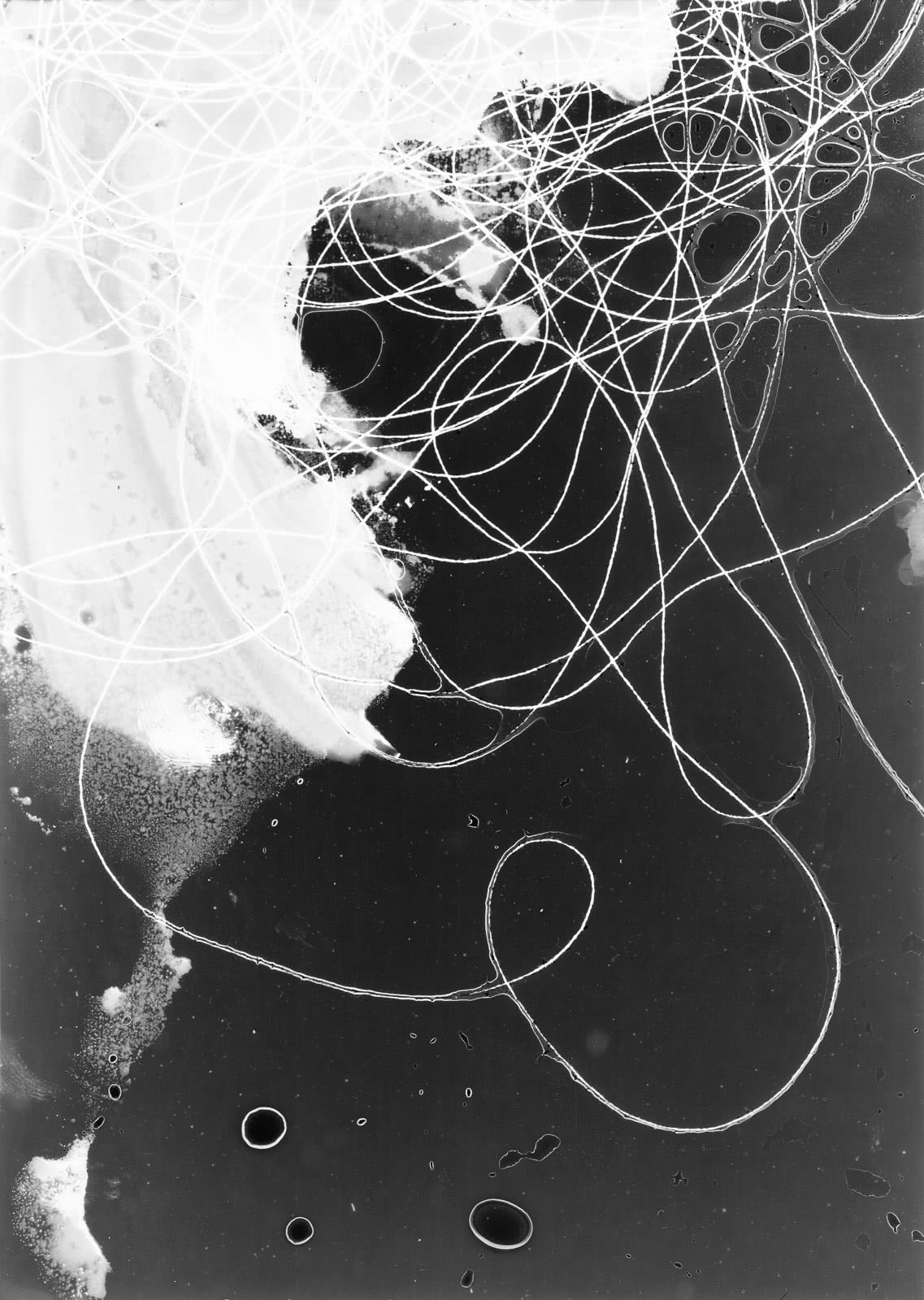 Expérimentations argentiques en noir et blanc sur papier Illford. Expérimentations plastiques sur surfaces transparentes, sans négatif - Fullscreen