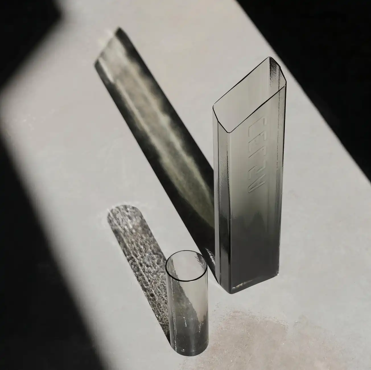 Photographie Instagram de Baptiste Meynile montrant 2 carafes en verre sous un rayon de soleil, mettant en valeur les caustiques produites par la lumière traversant les objets transluicides en verre soufflé